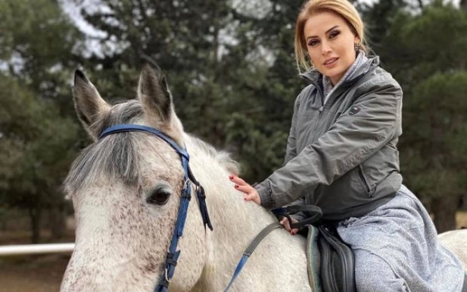 Ağ atlı Roza Zərgərli - VİDEO