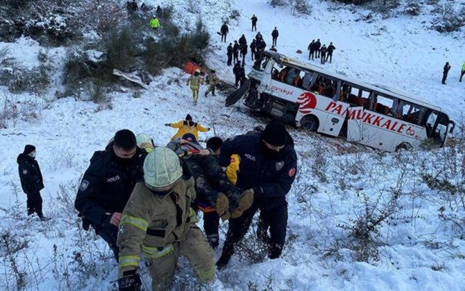 Türkiyədə avtobus qəzalarında 4 nəfər ölüb, onlarla yaralı var - YENİLƏNİB