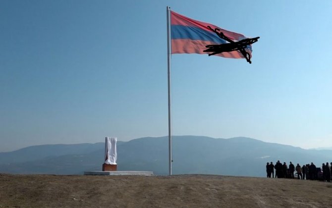 Kəlbəcərin kəndindəki  separatçı “bayrağı”nın yanında xaç daşı da quruldu...-FOTOLAR