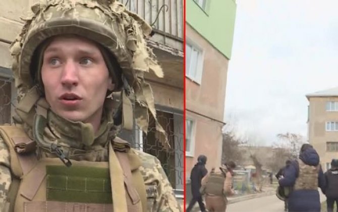 Ukraynada əsgər müsahibə verərkən bomba partladı: Çaxnaşma anları kameraya düşdü - VİDEO