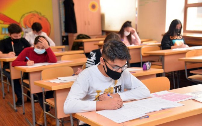 Закрытая из-за COVID-19 бакинская школа возобновила очные занятия