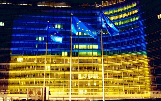 Здание ЕС подсвечивается цветами украинского флага