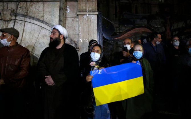 Tehran sakinləri Ukrayna səfirliyinin qarşısına toplaşıb - VİDEO