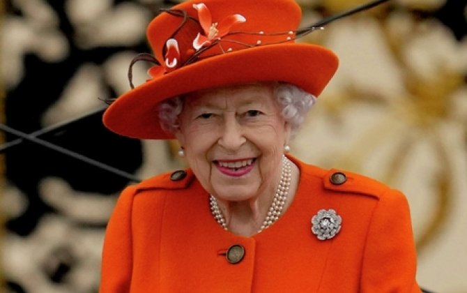 Kraliça II Yelizaveta Ukrayna qaçqınlarına yardım fonduna ianə edib