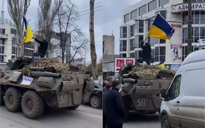 Aksiyaçılar Rusiya ordusuna məxsus ZTR-in üstünə Ukrayna bayrağı ilə çıxdılar - VİDEO