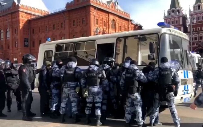 Moskvada Ukrayna ilə müharibəyə etiraz edənlər saxlanılır – VİDEO
