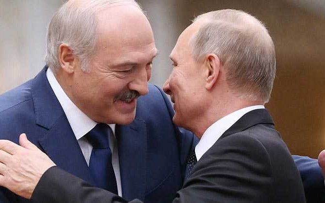 Əsgərlərin fərariliyi və generalların istefası: Nədən Lukaşenko hələ də Putin uğrunda döyüşə başlamayıb?