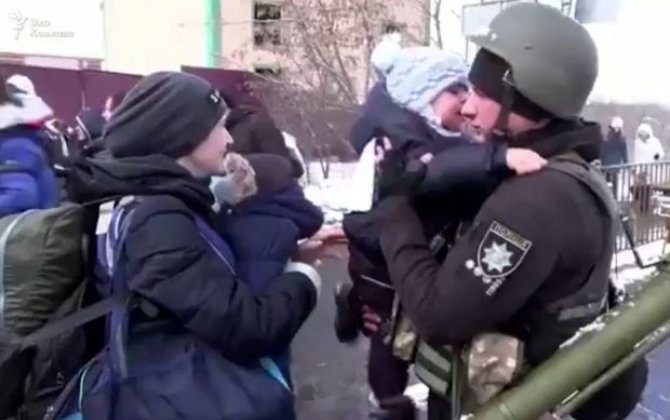 İrpendən ürək parçalayan görüntülər: Ukraynalı polis körpə oğlu ilə vidalaşır - VİDEO