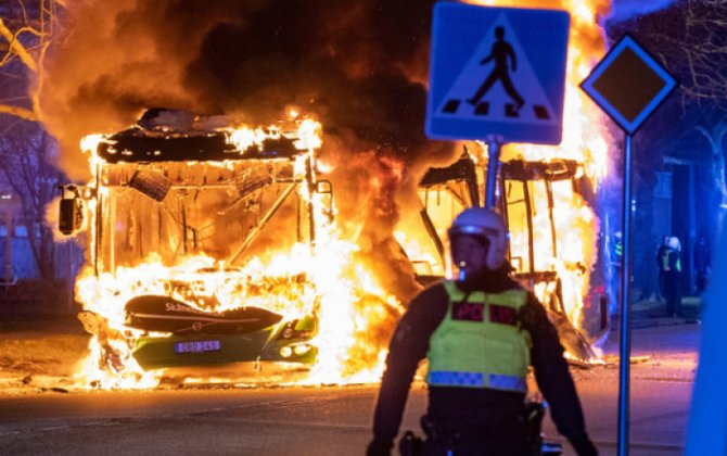 İsveçdə Quran yandırıldı, ölkə qarışdı – VİDEO+FOTOLAR