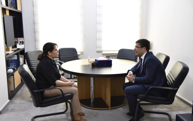 Əhməd İsmayılov hücuma məruz qalan jurnalist ilə görüşdü