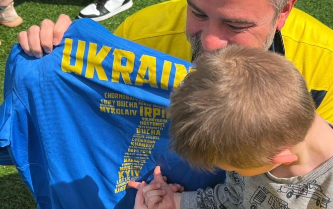 Ukrayna millisinin formasında Azərbaycan bayrağı təsvir olunub