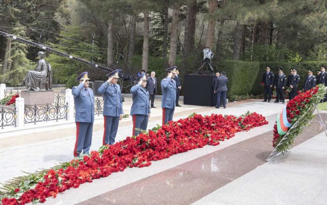 Gömrük əməkdaşları Fəxri xiyabanda Heydər Əliyevin məzarını ziyarət ediblər