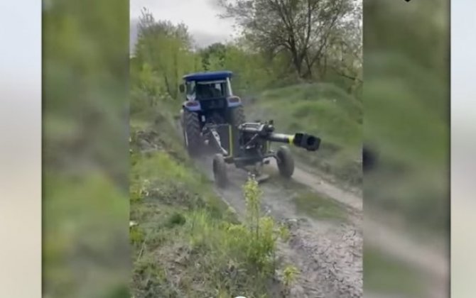 Украинские фермеры привезли на тракторах пушку и танк ВС России- (видео)