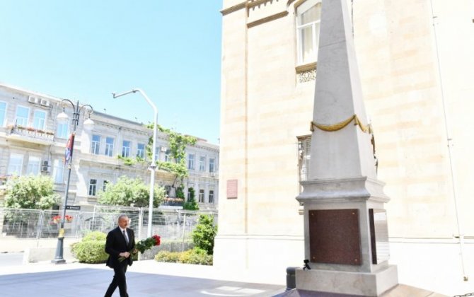 Президент Алиев возложил цветы к памятнику в честь АДР в Баку