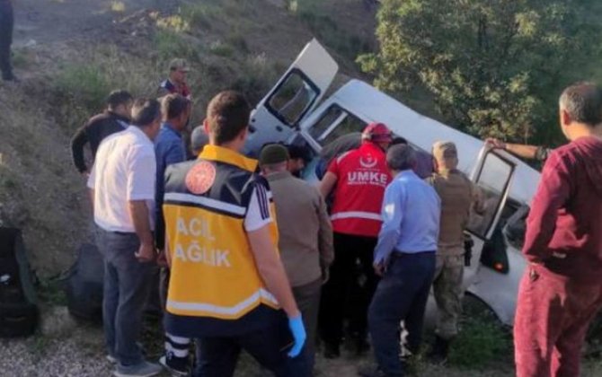Türkiyədə mikroavtobus dərəyə aşdı: Ölənlər var – FOTO/VİDEO