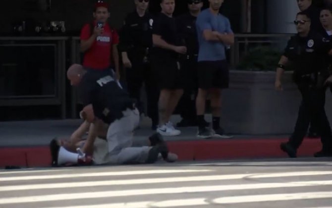 ABŞ polisinin qadına zorakılığı kameraya düşdü - VİDEO