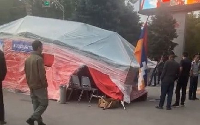 Ermənistanda avtomobil içərisində müxalifətçilər olan çadıra ÇIRPILDI