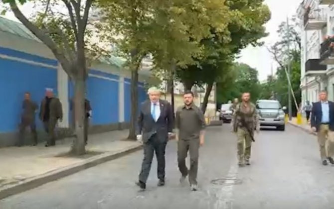 Джонсон посмотрел в Киеве на разбитую российскую технику- (видео)