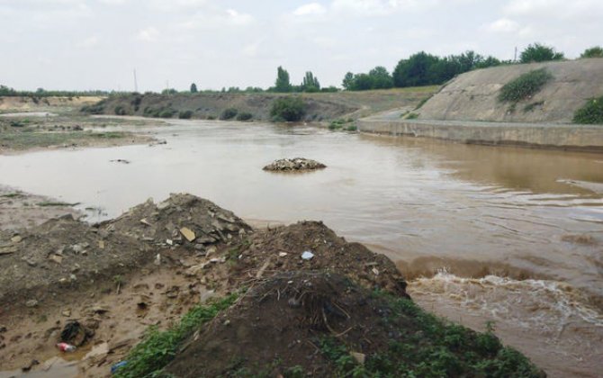 Ağdamda sel içərisində sərnişin olan avtomobili aparıb