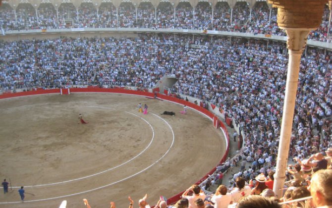 Kolumbiyada öküz döyüşündə stadionun tribunası uçub, ölən və yüzlərlə yaralanan var - VİDEO