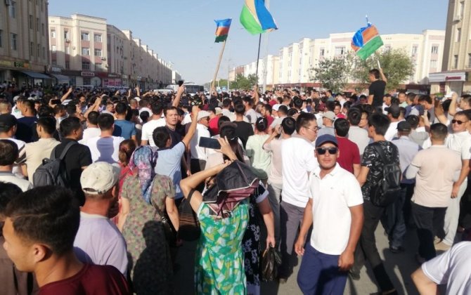 Парламент Узбекистана утвердил указ президента о введении в Каракалпастане режима ЧП