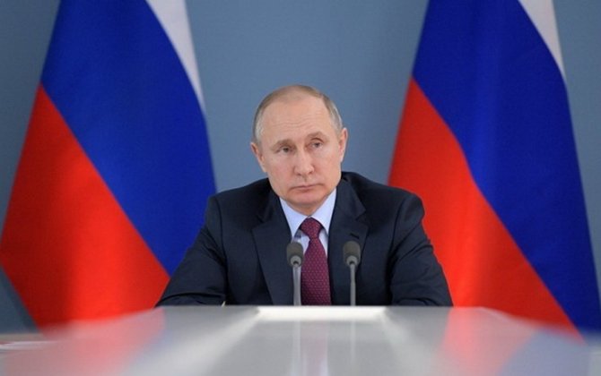 Муниципальные депутаты Москвы и Петербурга потребовали отставки Путина