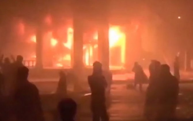 İranda valilik, yol polisi və bank binası etirazçılar tərəfindən yandırıldı - VİDEO