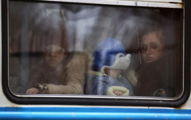 Minlərlə ukraynalı Zaporojyedəki nəzarət-buraxılış məntəqəsində qalıb