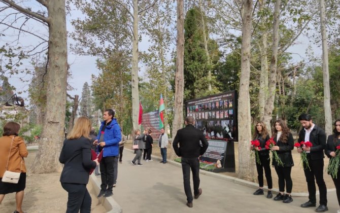 Xarici diplomatlar Gəncədə raket hücumu nəticəsində həlak olanların xatirəsini yad ediblər - FOTO