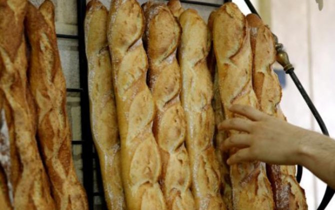 Fransada yüzlərlə çörəkçi etiraz olaraq dükanları bağladı