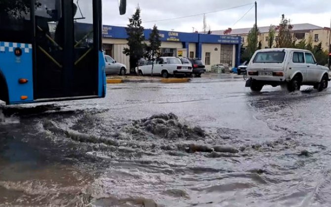 Sumqayıtda kanalizasiya tutuldu, yolu su basdı - VİDEO