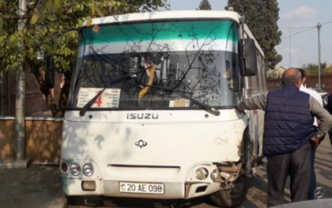 Gəncədə sərnişin avtobusu qəzaya düşdü: Yaralılar var