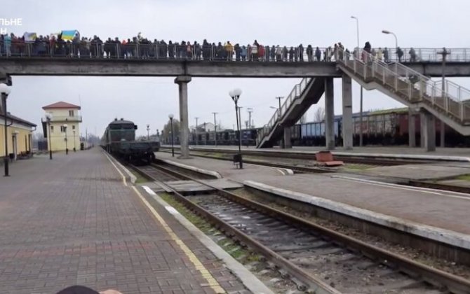 В Херсоне трогательно встретили первый поезд с начала войны-ФОТО