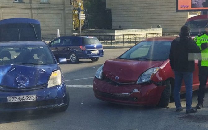 Bakıda “Prius”lar toqquşdu - FOTO