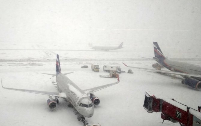 Moskva aeroportlarında güclü qar səbəbindən onlarla aviareys gecikir