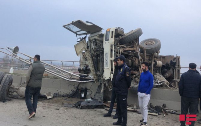 Bakı-Quba yolunda yük maşını aşdı: Xəsarət alanlar var - FOTO