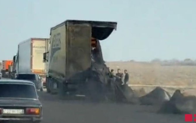 Goranboyda “TIR” “KamAZ”a çırpıldı: Xeyli kömür yola dağıldı