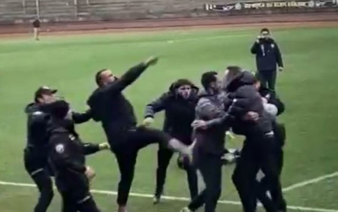 Futbol matçında qalmaqal: Klub prezidenti rəqibin oyunçusunu şillələdi - FOTO