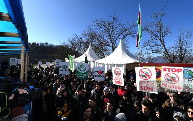 Xankəndi-Laçın yolunda keçirilən etiraz aksiyası davam edir, şüarlar səsləndirilir