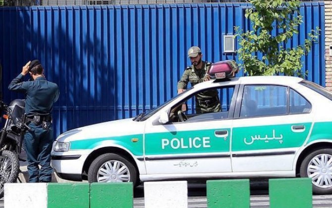 İranın Zahedan şəhərində polis patrul maşını atəşə tutuldu - VİDEO