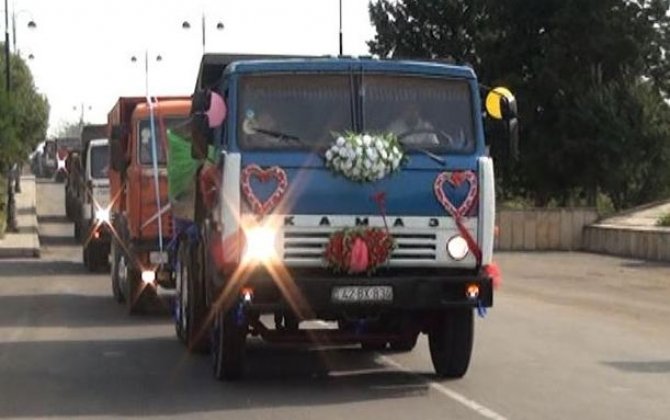 Bakının bu qəsəbəsində qəribə adət: “Kamaz”ı olmayanlar evlənə bilmir - VİDEO