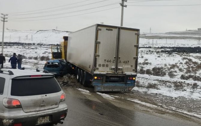 Bakıda minik avtomobili TIR-a çırpıldı - FOTO