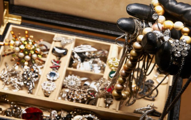 Qohumunun evindən 15 min manat oğurladı