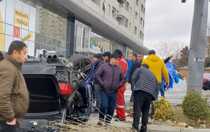 Bakıda qırmızı işıqda keçən BMW qəza törədib aşdı: Xəsarət alan var - VİDEO