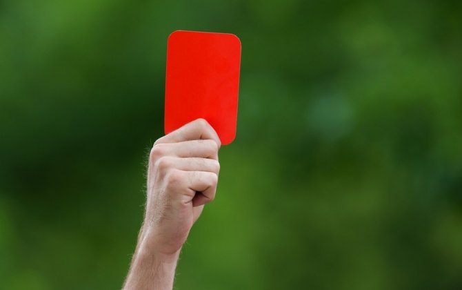 Hakimə qarşı nalayiq hərəkət edən futbolçu 6 ay müddətinə futboldan uzaqlaşdırılıb