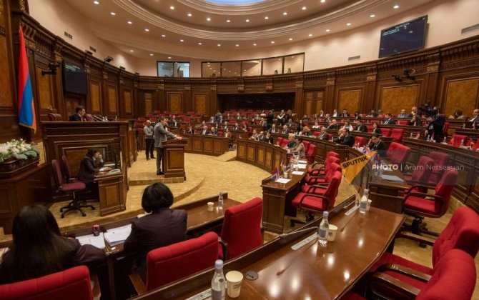 Ermənistan parlamentində mübahisə: müxalifət hakimiyyəti saxtakarlıqda ittiham edib
