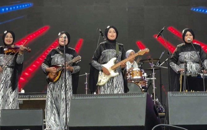 Hicablı qadınlar ansamblı nüvə bombası əleyhinə mahnı ifa etdi...-FOTOLAR