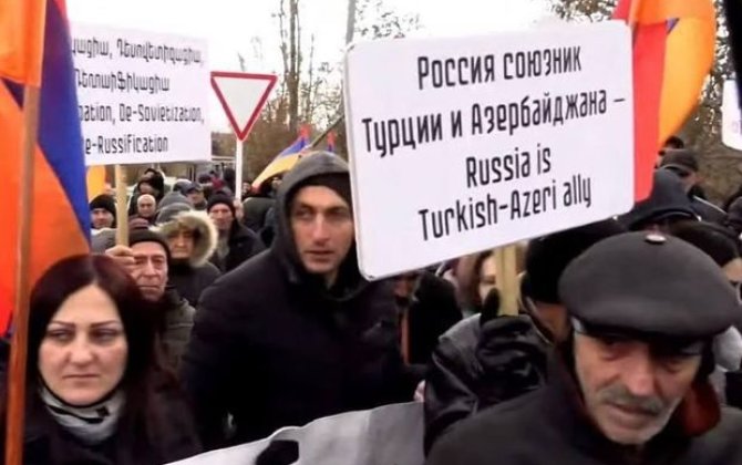 Ermənistanda Rusiya hərbi bazası önündə mitinq keçirilib