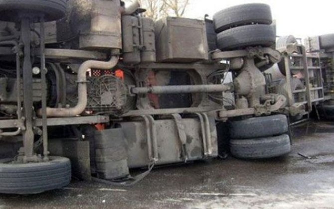 Xocalıda yük maşını aşdı, xəsarət alanlar var