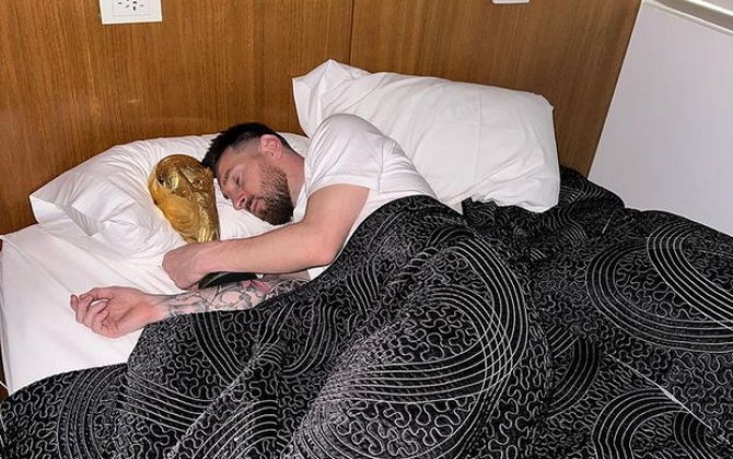 Messi Dünya kuboku ilə yatmasının tarixçəsini danışdı - FOTO